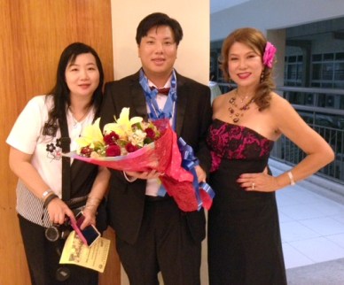 Jordan Ong after having given a successful concert, shown with an adoring fan (left) and his mother (right)